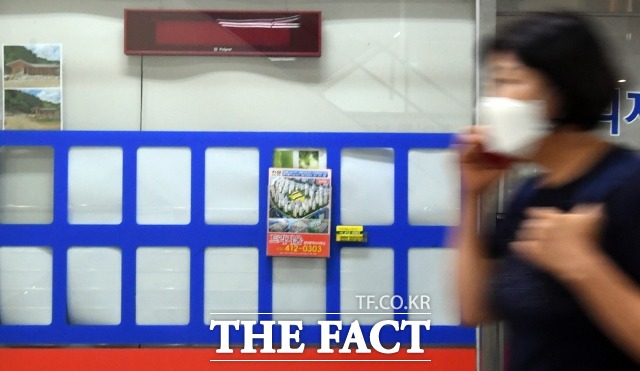 임대차 3법 등 부동산 규제에 서울 전세값 폭등 및 매물 품귀현상이 벌어지는 가운데 지난달 30일 오후 서울 송파구 아파트 단지 일대의 한 부동산 사무소의 매물 정보란이 비어 있는 모습. /이새롬 기자