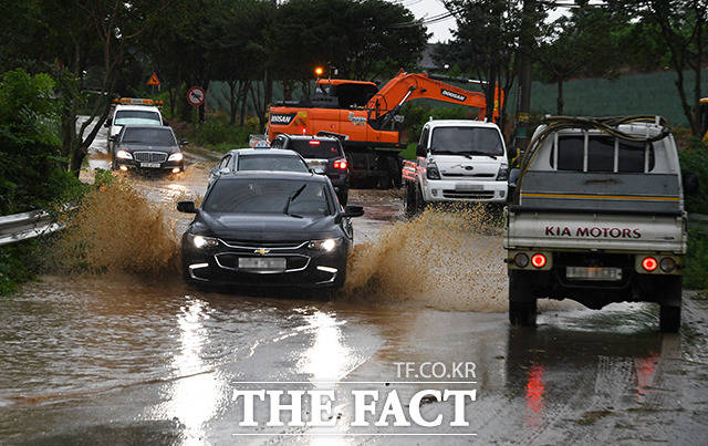 3일 중부지방은 시간당 50~80㎜의 강한 비가 내릴 전망이다. 지난 2일 안성시 일죽면의 한 도로에서 토사와 빗물사이로 차량들이 이동을 하고 있다. /배정한 기자