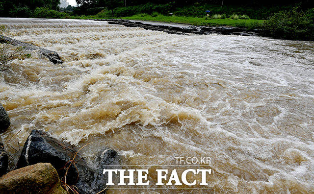 이천시청은 2일 오전 7시30분께 율면 산양저수지 둑 일부가 무너졌다는 신고를 받고 인근 주민들을 대피시켰다고 밝혔다. 사진은 전날 집중호우가 쏟아진 서울 서초구 양재천의 모습. /이덕인 기자