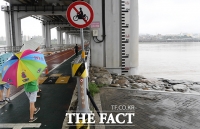 [TF포토] 보행자 통제 수위 가까워지는 잠수교