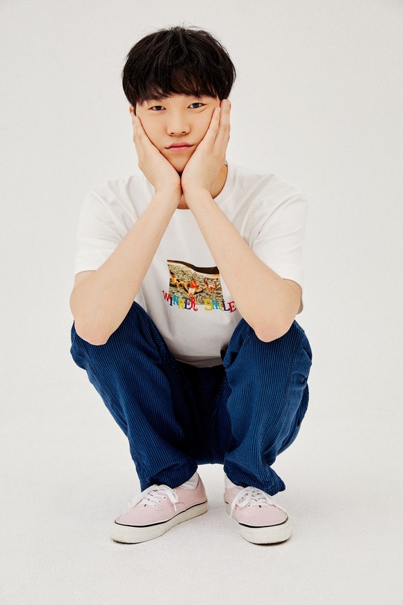 경제환이 지난 2일 첫 정규앨범 파란앨범 파트1을 발매했다. /레이어드 아일랜드 제공