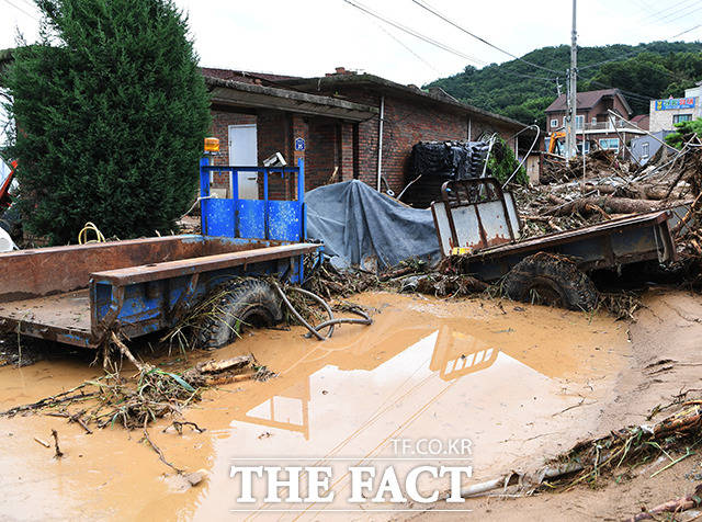 신한·KB국민·우리은행 등 은행권이 장마철 집중호우로 피해를 입은 고객들을 대상으로 긴급 지원에 나섰다. 사진은 지난 2일 산사태가 발생한 안성시 죽산면 장원리의 주택가에서 복구작업이 진행되고 있다. /배정한 기자