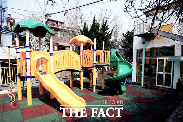 전국 어린이집 개원 시기가 무기한 연기된 가운데 4월1일 오전 서울 동작구의 한 어린이집 놀이터가 텅 비어있다. /이선화 기자