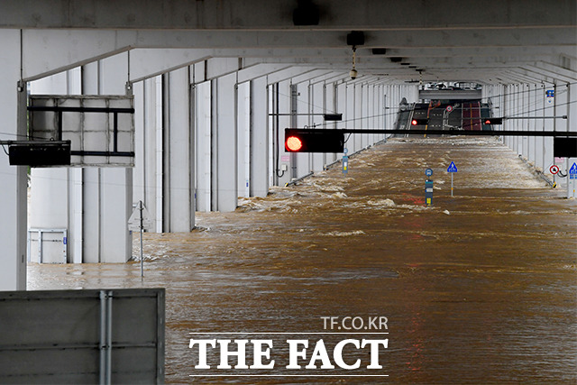 중부지방에 연일 강한 비가 내리고 있는 3일 오전 서울 서초구 잠수교와 반포한강공원이 침수돼 있다. /이선화 기자