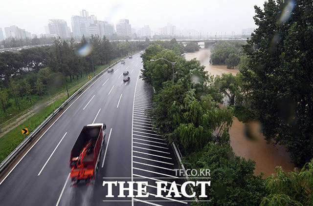 3일 오후 올림픽대로 주변 샛강생태공원 수위가 상승하고 있다. / 임영무 기자