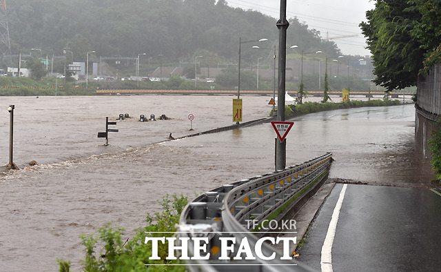 중부지역에 집중호우가 내리는 가운데, 3일 오전 서울 동부간선도로는 전면 교통통제 됐다. /더팩트 DB