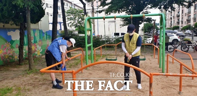 포스코 포항제철소 임직원들이 지난 주말 자매마을 정화활동을 펼쳤다. 열연부 직원들은 청림동에서 공동시설을 청소하고 있다. /포항제철소 제공