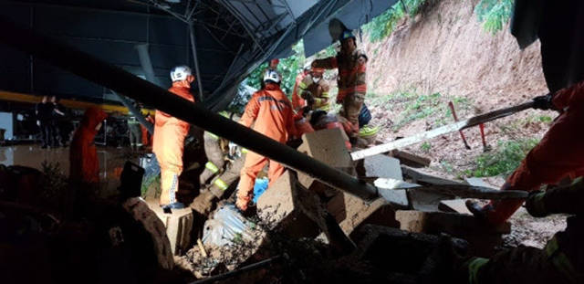 3일 오전 경기도 평택시 청북읍의 한 공장 건물에 토사가 들이닥쳐 소방대원들이 구조작업을 하고 있다. / 안성시 제공