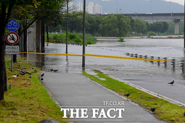 중부지방에 연일 강한 비가 내리고 있는 3일 오전 서울 중랑천 인근 살곶이체육공원이 침수돼 있다./이선화 기자
