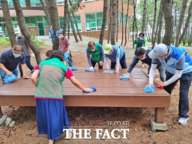 지난 1일 송림노인복지관 앞 솔밭에서 남수희 포항제철소장(우측 세번째)을 비롯한 포항제철소 임직원들이 공동시설을 청소하고 있다./포항제철소 제공
