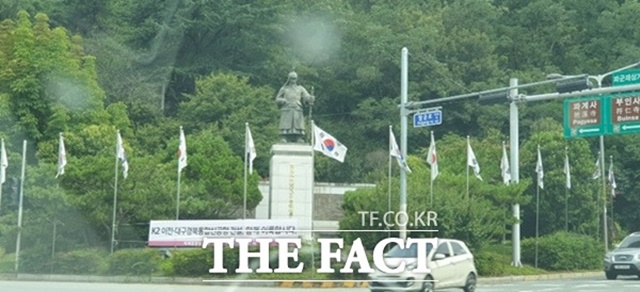 미래통합당 강대식 의원(대구시 동구)이 2일 대구시 동구 파군재 삼거리 태극기 게양대에 현수막을 걸어 논란이 되고 있다 . 주민들은 현역 국회의원이 태극기 사랑을 몸소 실천해야 함에도 불구하고 어이없는 행동이라며 비난을 하고 나섰다./대구=오주섭기자