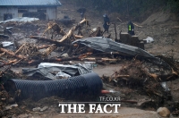 [TF포토] 산사태 피해 현장 찾은 시청 관계자들