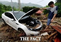 [TF포토] 산사태 피해 차량 바라보는 주민