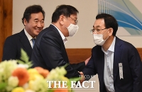 [TF포토] 악수하는 김태년-주호영