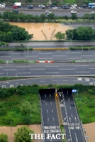 [TF포토] '도로까지 침범한 한강'