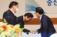 [TF포토] 주호영에 고개 숙여 인사하는 이낙연