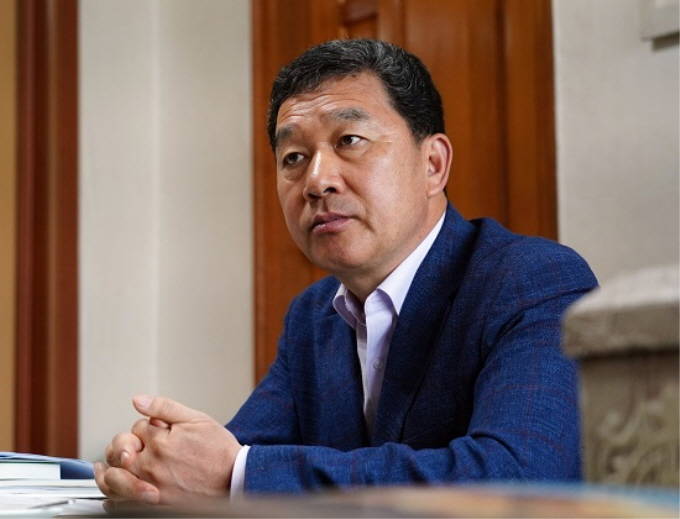 더불어민주당 신정훈 의원(사진)이 윤석열 검찰총장의 신임검사 임관식 발언에 대해 4일 페이스북 게시글을 통해 쓴소리와 단소리를 남겼다. 신 의원은 자유민주주의를 법의 지배로 등치한 발상은 위험하다고 지적하면서, 권력비리에 맞서 싸우라는 말은 감동적이라고 평가했다./신정훈 의원실 제공