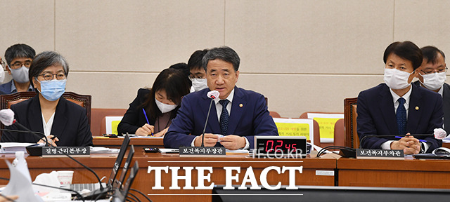 4일 질병관리본부 중앙방역대책본부에 따르면 이날 0시 기준 코로나19 확진자 수는 전날 대비 34명 늘었다. 사진은 정은경 질병관리본부장과 박능후 보건복지부 장관, 김강립 보건복지부 차관(왼쪽부터). /배정한 기자