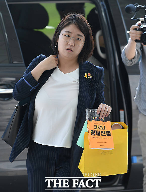 21대 국회의 본격적인 임기 시작일인 1일 용혜인 기본소득당 의원이 국회 의원회관에 출근하고 있다.