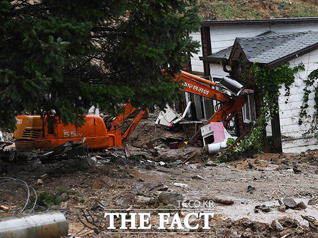 4일 카드사는 장마철 집중호우와 태풍으로 피해를 본 소비자들을 대상으로 다양한 금융지원에 나선다고 밝혔다. 사진은 지난 2일 안성시 일죽면에서 산사태가 발생해 복구 작업을 하는 모습. /배정한 기자