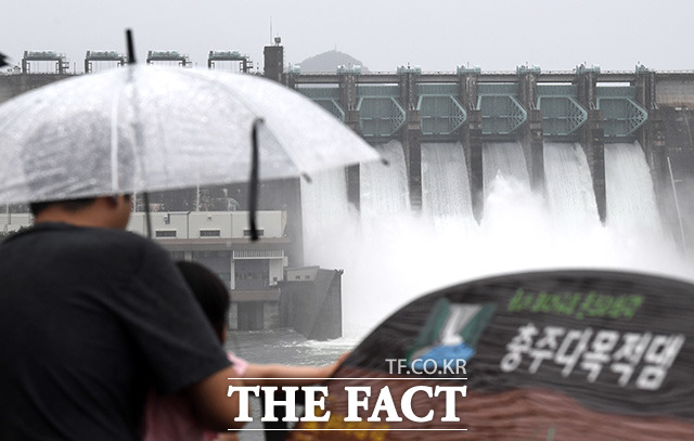 지난 3일 오후 충북 충주시 충주댐에서 물을 방류하고 있는 모습. /남용희 기자