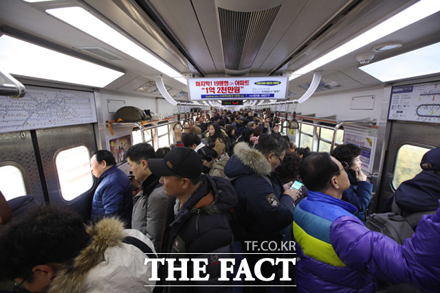 5일 오전 운행이 중단됐던 서울 지하철 1호선 구간이 6시간 만에 운행 재개됐다. 사진은 기사 내용과 관련없음/더팩트 DB