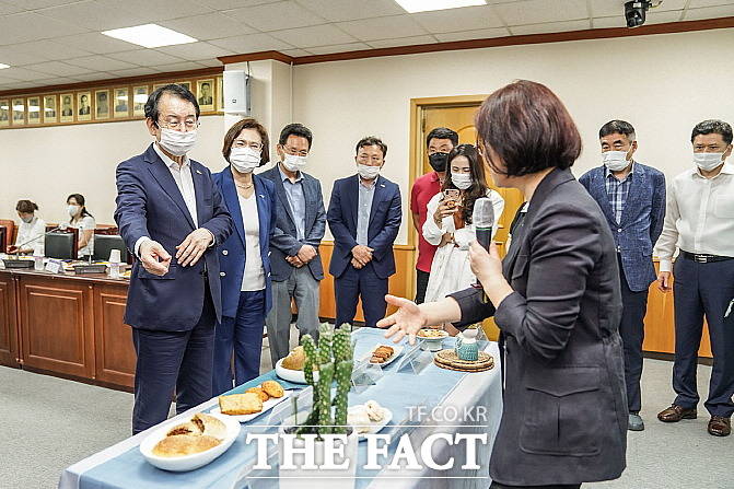 김종식 목포시장(왼쪽 첫번째)이 특색있는 간편 먹거리를 선정하기 위한 중간보고회에서 개발해 출품된 먹거리에 대해 관게자에게 질문하고 있다. 먹거리 활성화를 위해 개최된 중간보고회에는 시 관련 간부들 및 직원들과 외식업계 관계자들이 참석해 시식하고 의견을 나눴다./목포시 제공