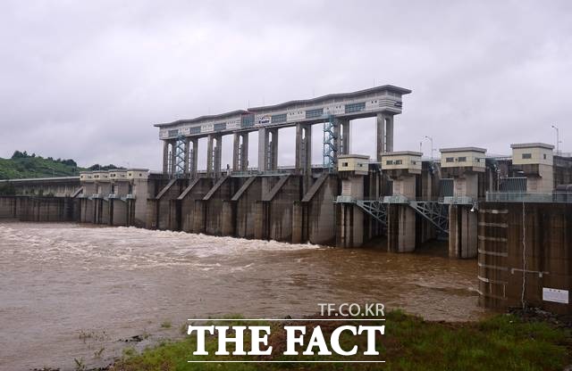 6일 오전 5시 현재 경기도 연천군 군남댐 수위가 39m를 기록하고 있다. /뉴시스