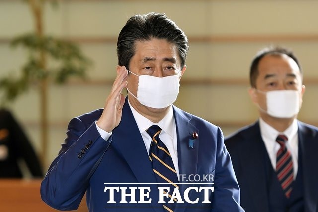 6일 NHK에 따르면 전날 일본 전역에서 발생한 코로나19 신규 확진자 수는 1351명으로 집계됐다. 사진은 아베 총리. /뉴시스