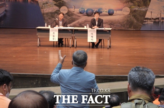 한 시민이 포항지진특별법 시행령 개정안의 불합리한 부분에 대해 산업통상부 직원들에게 따져 묻고 있다./포항=김달년기자