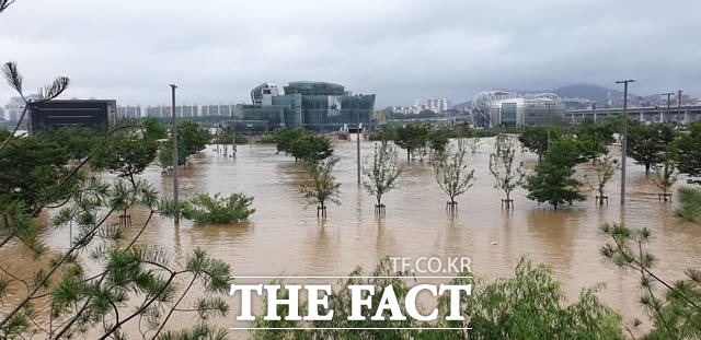 중부지방 폭우로 서울 11개 한강공원 진입이 전면 통제됐다. 사진은 반포한강공원이 침수된 모습. /서울시 제공