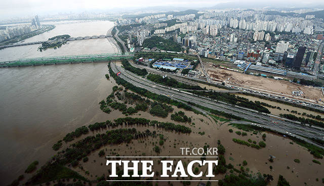 한강 본류에 홍수주의보가 9년 만에 발령된 6일 오후 서울 영등포구 63빌딩 전망대에서 바라본 한강일대가 침수된 모습을 보이고 있다. /이동률 기자