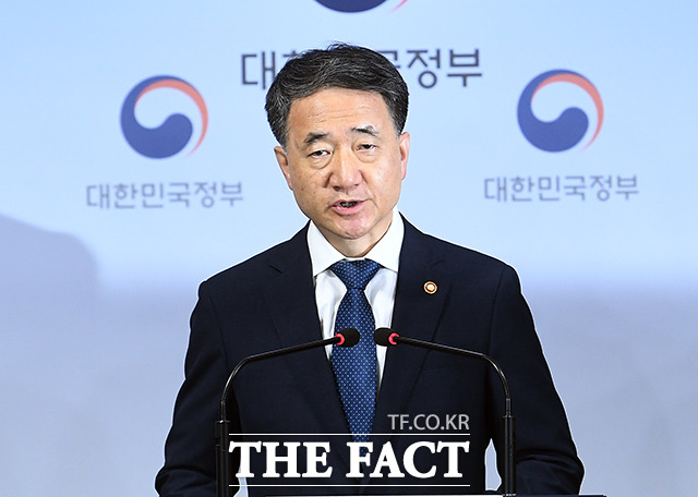 박능후 보건복지부 장관이 6일 오전 서울 종로구 정부서울청사에서 전공의 집단휴진 관련 담화문을 발표하고 있다./이동률 기자