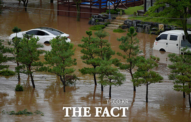 사진은 전국적으로 많은 비가 내리고 있는 6일 오후 경기 파주시 적성면 일대에서 주택과 차량들이 침수돼있는 모습. /이덕인 기자