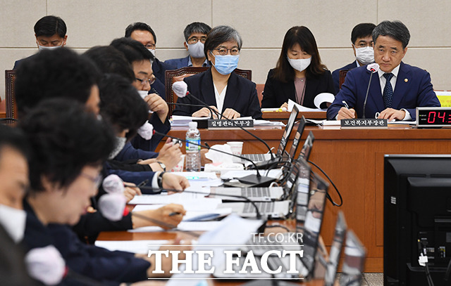 6일 질병관리본부 중앙방역대책본부에 따르면 이날 0시 기준 코로나19 확진자 수는 전날 대비 43명 늘었다. 정은경 질병관리본부장(왼쪽)과 박능후 보건복지부 장관. /배정한 기자