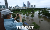 [TF포토] 침수된 한강공원 바라보는 시민들