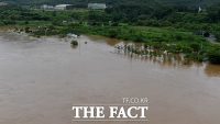 [TF포토] 계속되는 폭우…'마을 위협하는 강물'