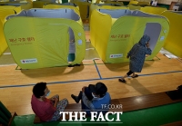 [TF포토] 대피소에서 숨 돌리는 이길리 주민들