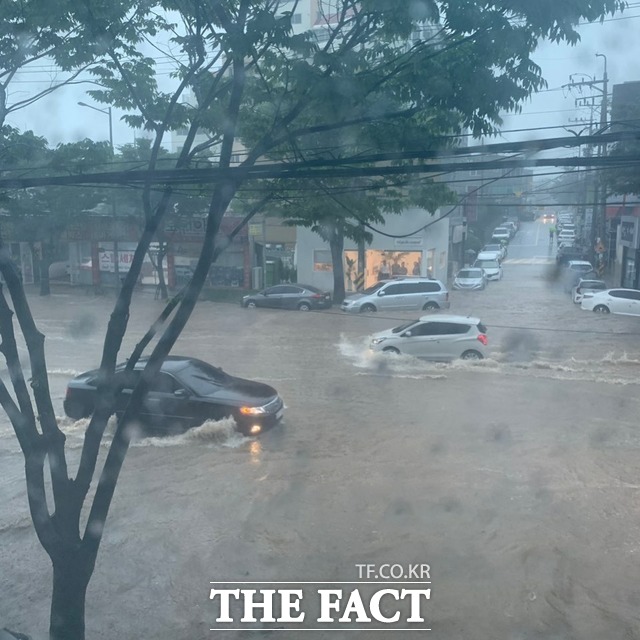 7일 오후 1시40분을 기해 광주와 전남 일부 지역에 호우경보가 발효됐다. 광주 일부지역에서 100mm가 넘는 많은 비가 내리면서 차량들이 빗길에 잠긴 도로를 서행하고 있다. 사진은 광주시 서구 운천저수지 사거리 모습. /광주=허지현 기자