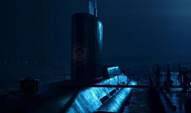 영화 중반부 주 무대가 되는 잠수함 백두호는 세트 제작에 두 달이 걸렸고 20억이 투입됐다. /강철비2 예고편 캡처