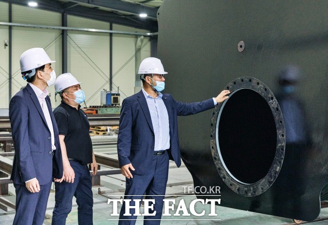 포스코, ㈜제철산업 관계자가 포스맥(PosMAC) 저류조를 살펴보고 있다(왼쪽부터 포스코 강건재마케팅실 조유래 대리, ㈜제철산업 배승열 이사, 서권덕 대표)(사진제공=포스코)