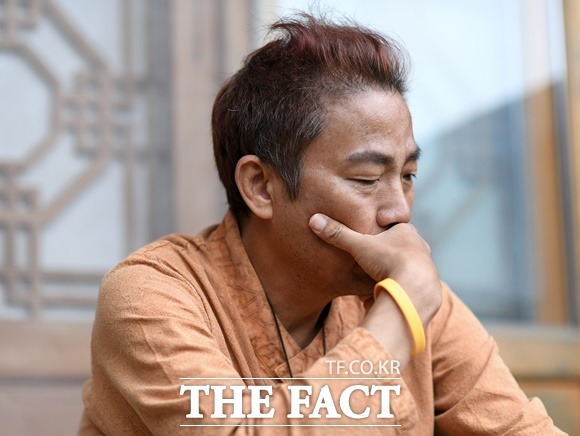1년째 폐암 투병 중인 방송인 김철민이 10일 병원에 입원해 수술을 받는다. 그는 일주일 가량 입원해 해당 부위를 인공 뼈로 대체 후 항암치료를 받는다고 밝혔다. /임세준 기자