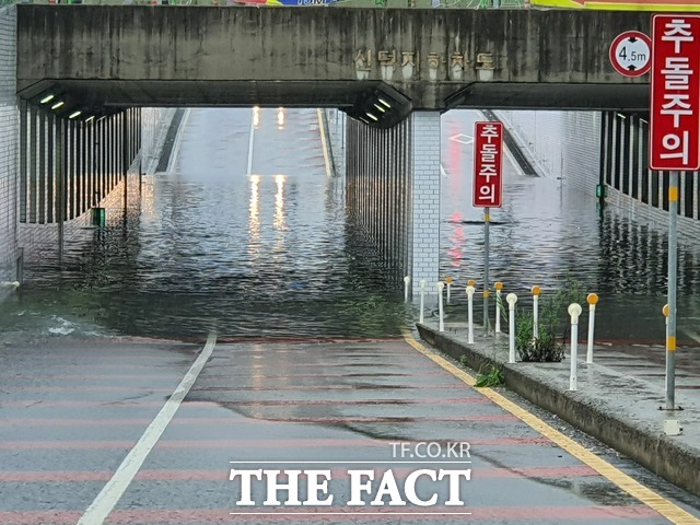 광주 일부지역에서 100mm가 넘는 많은 비가 갑자기 쏱아지면서 광주시 광산구 신덕지하차도가 폐쇄됐다./ 광주=허지현 기자