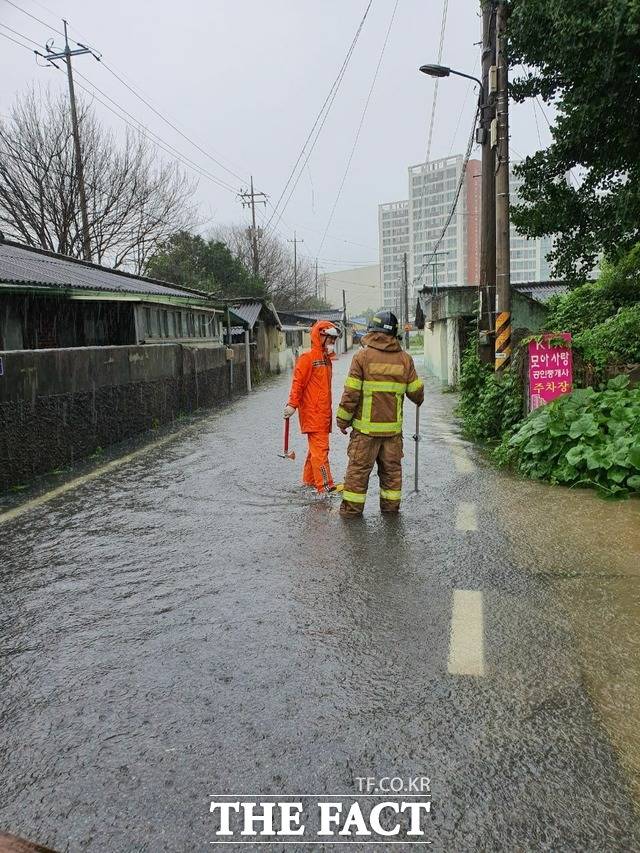 7일 오후 1시40분을 기해 광주와 전남 일부 지역에 호우경보가 발효된가운데 100mm가 넘는 많은 비가 내린 광주 광산구 신덕마을 안길에 소방관이 비 피해 현장을 둘러보고 있다./ 광주=허지현 기자
