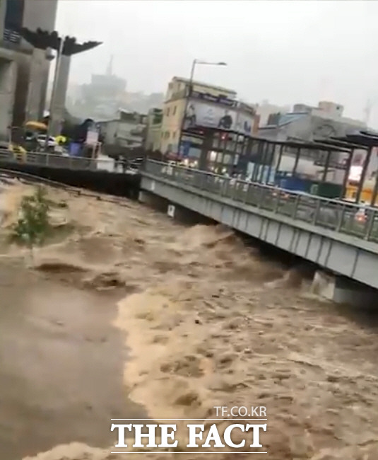 광주시 서구 양동 복개상가 광주천에도 갑자기 쏟아진 비로 수위가 크게 상승했다./ 광주=허지현 기자