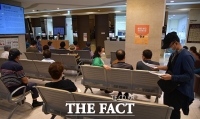 [TF포토] 진료 대기하는 방문객들