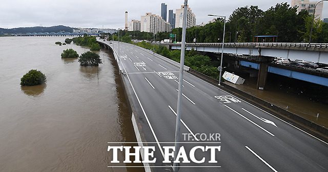 연일 계속되는 집중호우와 소양강댐 등 한강 상류 방류량이 늘어남에 따라 6일 오전 서울 강변북로 일부 구간이 통제되고 있다. /이새롬 기자