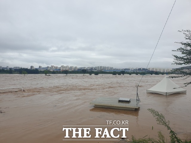 7일밤부터 광주지역에 400mm가 넘는 집중 호우가 내린 가운데 광산구 첨단지구 영산강변의 수위가 급격히 높아지면서 체육시설들이 물에 잠겼다./ 독자 제공