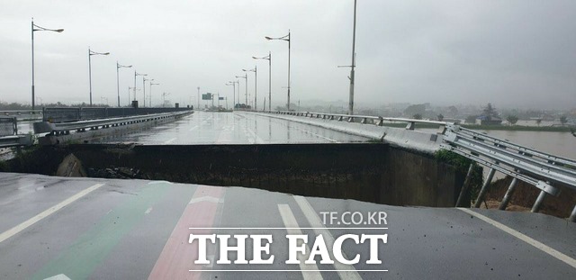 7일 밤부터 광주, 전남 지역에 400mm가 넘는 집중 호우가 내린 가운데 남원~순천간 국도4차선 구례료가 붕괴됐다./독자 제공