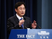  '직 걸고 집 지킨' 靑 비서진…통합당 '유임하면 면피용'